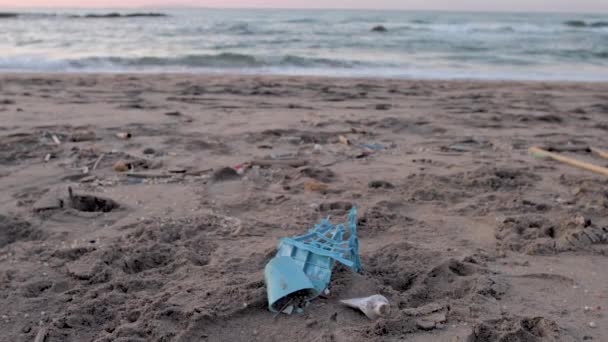 Basura Abandonada Orilla Del Mar — Vídeo de stock