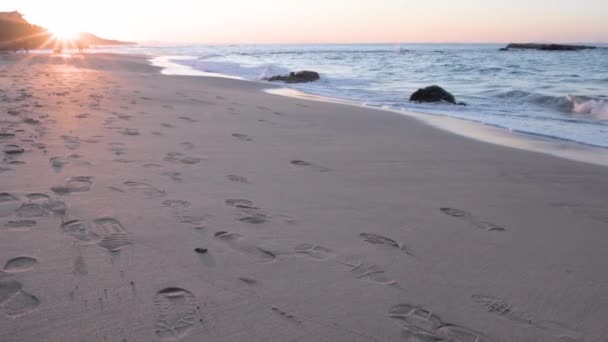 冬の日没時にイタリアのイワシの海岸の足跡 — ストック動画