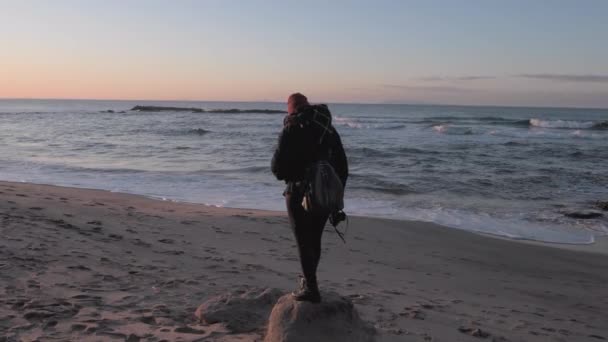Kobieta Wybrzeżu Patrząc Horyzont Zachodzie Słońca — Wideo stockowe