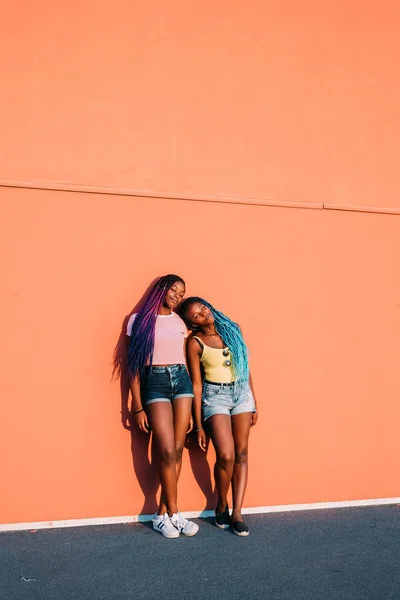 Two young beautiful black women outdoor enjoying sun — 스톡 사진