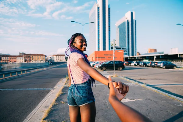 Giovane bella donna nera all'aperto tenendo la mano a piedi sul — Foto Stock