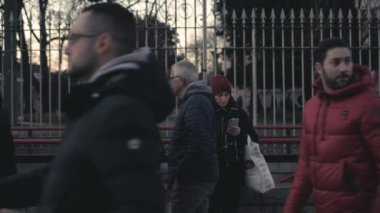 Akşam karanlığında dışarıda sigara içen yetişkin bir kadın akıllı telefon kullanıyor sağlıksız, bağımlı, dalgın bir konsept.