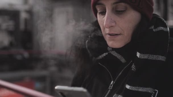 Mujer Adulta Aire Libre Atardecer Fumar Cigarrillo Usando Teléfono Inteligente — Vídeo de stock