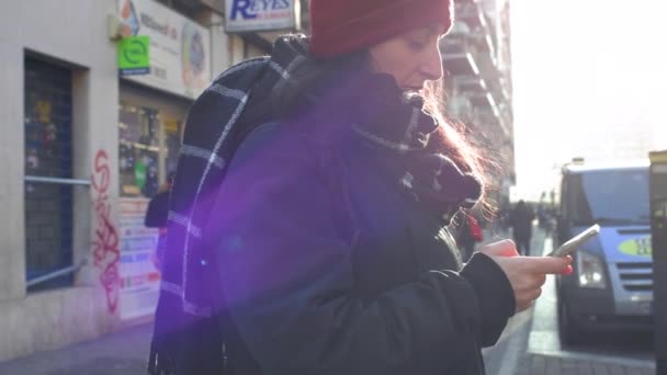 Adult Woman Outdoor Backlight Using Smartphone Smombie Phubbing Technology Concept — Stock Video