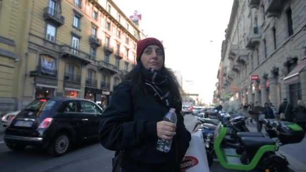 Mujer Adulta Aire Libre Esperando Agua Potable Mirando Por Encima — Vídeo de stock