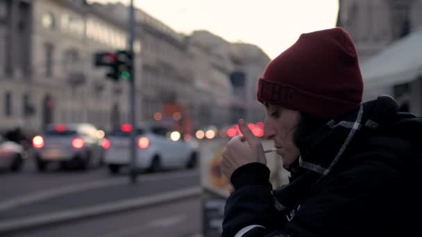 Dorosła Kobieta Zewnątrz Zmierzchu Palenie Papierosów Niezdrowe Uzależnienie Zamyślone Pojęcie — Wideo stockowe