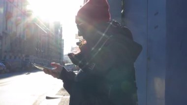 Yetişkin bir kadın arka planda akıllı telefon dumanı, sahtecilik, teknoloji konsepti kullanıyor.