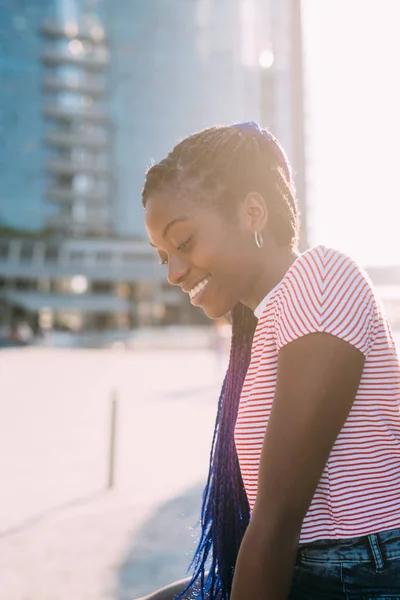 Retrato jovem preto mulher de volta luz olhando sobre sorrindo — Fotografia de Stock