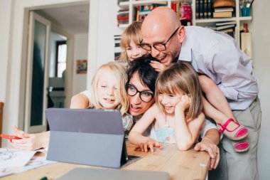 Tablet kullanan üç çocuklu aile - beraberlik, teknoloji, eğlence konsepti