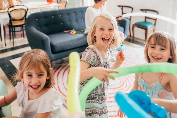 3人の妹屋内で遊んでいる風船と一緒に楽しい笑顔 — ストック写真