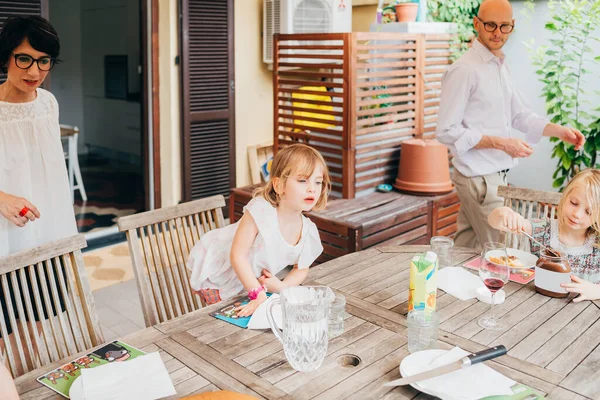 Familie mit weiblichen Kindern am Tisch im Freien frühstücken — Stockfoto