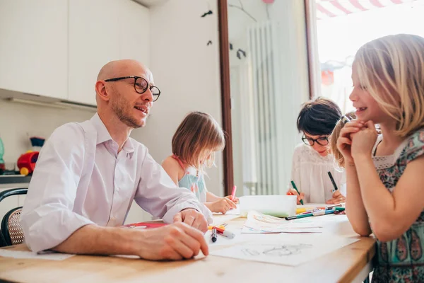 Familia con tres niños dibujo de interior con lápiz de color — Foto de Stock