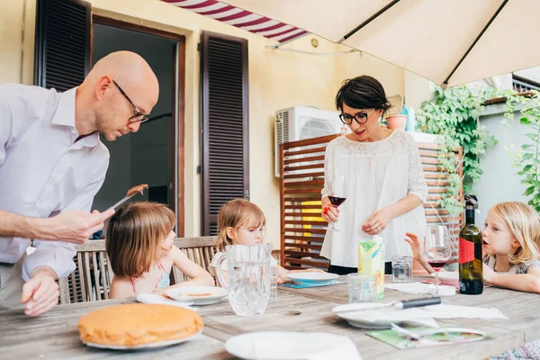 Familie mit weiblichen Kindern am Tisch im Freien frühstücken — Stockfoto
