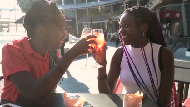 Deux Belles Sœurs Noires Qui Portent Toast Apéro Profiter Bonheur — Video