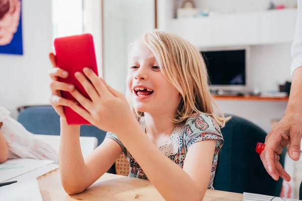 Mladá digitální rodilá žena dítě doma pomocí smartphonu — Stock fotografie