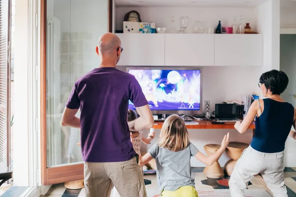 Familia bailando juntos en el interior jugando videojuego —  Fotos de Stock