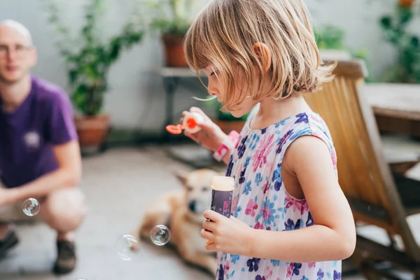 バブルソープで遊ぶ美しい女性の幼児 おもちゃ ゲームのコンセプト — ストック写真