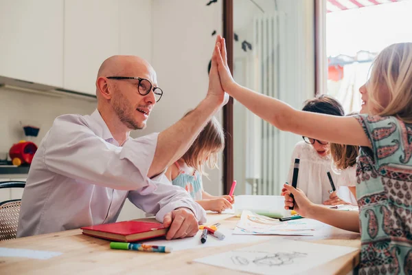 Father of three female children home schooling indoor high fivin — Stock Photo, Image