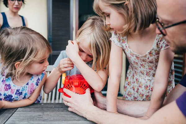 Tre vackra kvinnliga barn utomhus terrass justera bubbla — Stockfoto