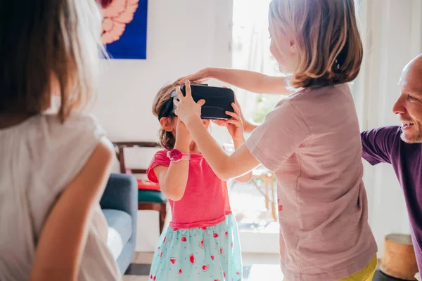 Kobiety dzieci wewnątrz za pomocą przeglądarki 3d — Zdjęcie stockowe