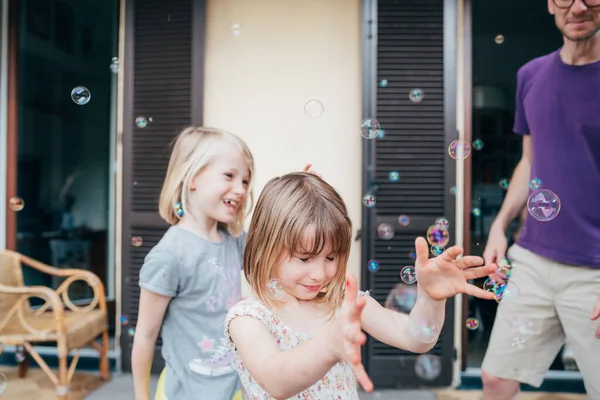 バブルソープで遊ぶ女性の子供たち 楽しさ コンセプトを楽しむ — ストック写真