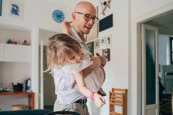 爸爸抱着女儿在室内玩耍 周末活动 亲密的概念 — 图库照片