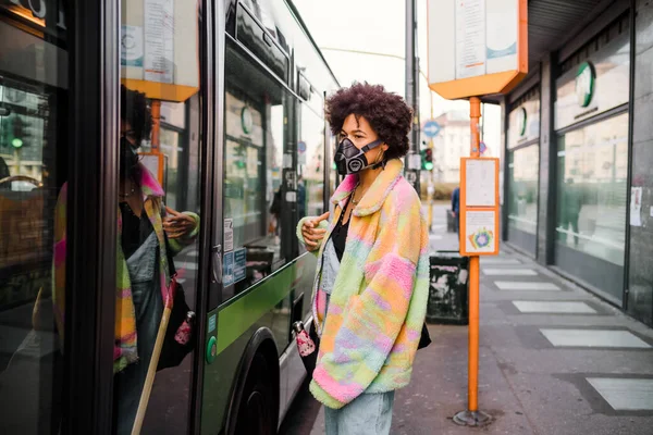 Milano Otobüs Durağındaki Genç Kadın Sağlık Maskesi Takıyor Kirlilik Virüsten — Stok fotoğraf