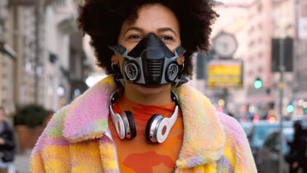 汚染やウイルスから守る医療マスクを身に着けているミラノで屋外をポーズ若い女性のスローモーションの肖像画 抗スモッグ 感染症 保護コンセプト — ストック動画