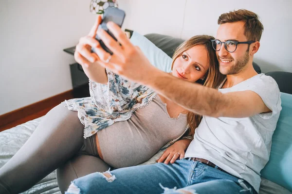 Zwanger Paar Liggend Bed Ontspannen Nemen Selfie Gezellig Technologie Zwangerschap — Stockfoto