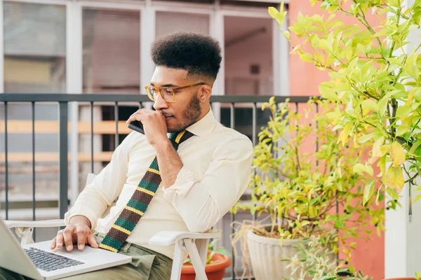 Jeune Homme Affaires Adulte Intelligent Travaillant Extérieur Aide Ordinateur Télétravail — Photo