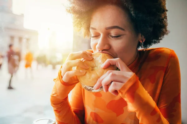 Genç Çok Irklı Bir Kadın Hamburger Yiyor Açlıktan Ölüyor Lezzetli — Stok fotoğraf