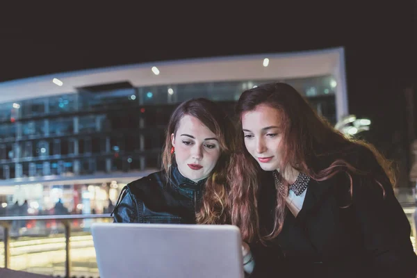 Two Young Beautiful Women Outdoor Night Using Computer Remote Working — Stock Photo, Image