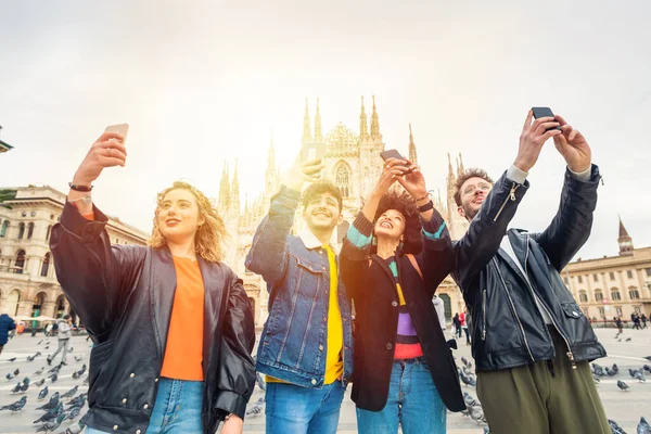 Grupp Vänner Turist Bilder Eller Selfie Framför Milanokatedralen Minnen Resmål — Stockfoto