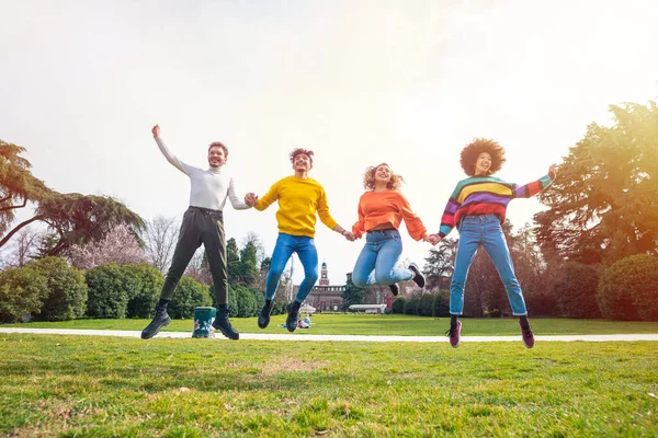 Grupp För Människor Vänner Hoppar Utomhus Bakgrundsbelysning Spänning Fest Frihet — Stockfoto