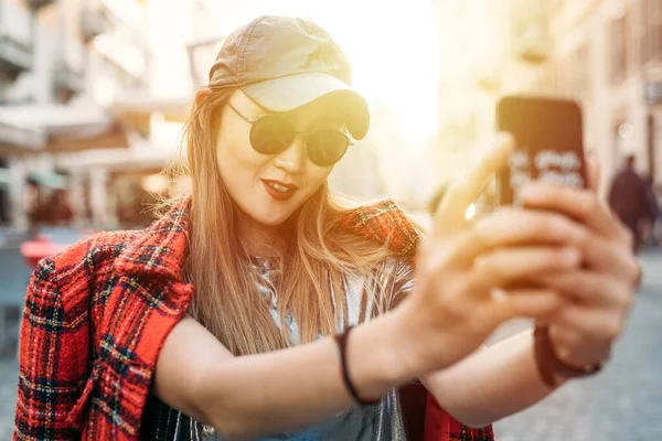 Ung Asiatisk Kvinna Utomhus Bakgrundsbelysning Med Smartphone Tar Selfie Bloggare — Stockfoto