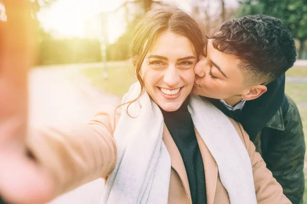 Dos Jóvenes Hermosas Amigas Aire Libre Tomando Selfie Pasar Rato —  Fotos de Stock