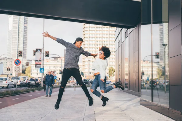 Mladý Multietnický Pár Outdoor Jumping Svoboda Vzrušení Dobývání Koncepce — Stock fotografie