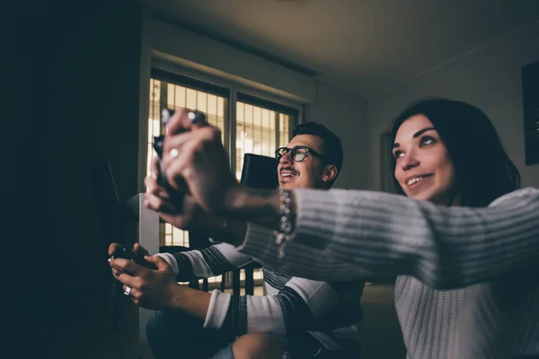 Joven Pareja Feliz Interior Casa Jugando Videojuego Desafío Unidad Concepto — Foto de Stock