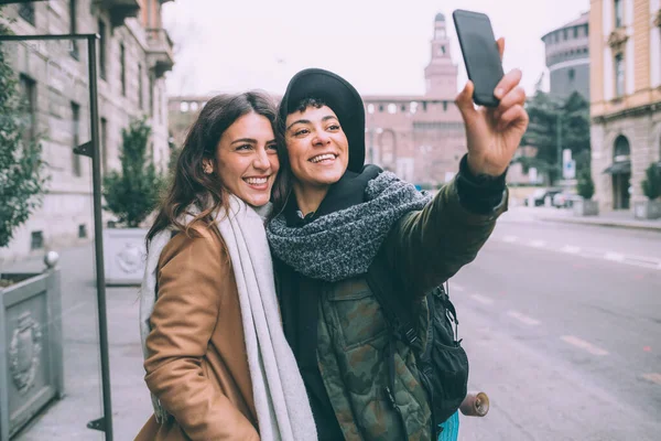 Två Unga Vackra Kvinnliga Vänner Utomhus Med Hjälp Smartphone Selfie — Stockfoto