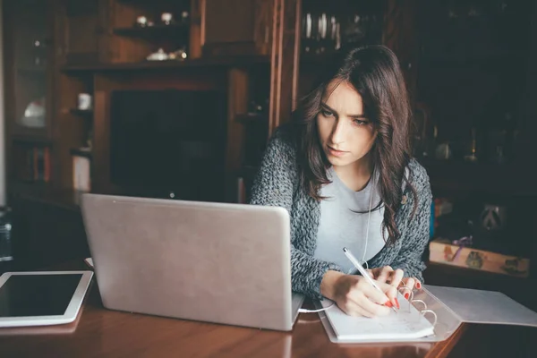 Jovem Bela Mulher Oriente Médio Interior Casa Trabalhando Usando Laptop — Fotografia de Stock