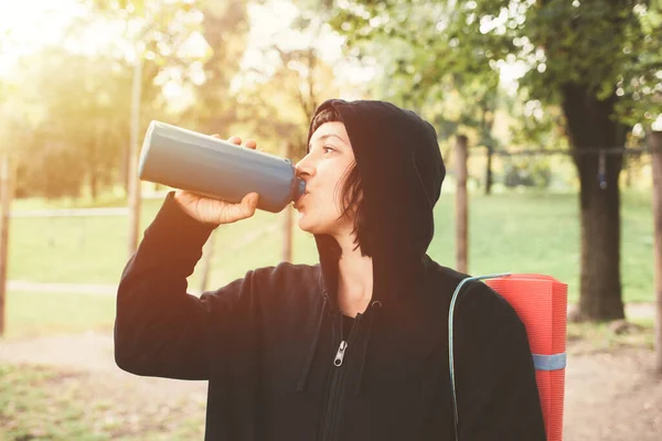 Young Beautiful Caucasian Sportive Woman Outdoor Drinking Reusable Stainless Bottle — Stock Photo, Image