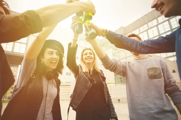 Gruppe Junger Multiethnischer Freunde Stößt Mit Bierflasche Geselligkeit Feiern Miteinander — Stockfoto