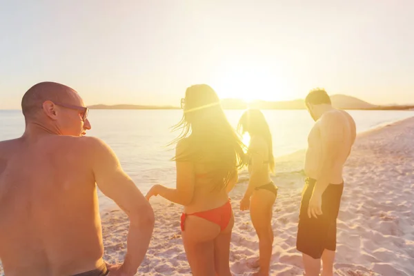 Jonge Groep Vrienden Het Strand Ontspannen Bij Zonsondergang Vakantie Positiviteit — Stockfoto