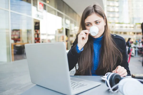 若い美しいビジネス女性は コンピュータの飲酒コーヒーを使用してバーに座って スマート作業 リモート作業 ビジネスコンセプト — ストック写真