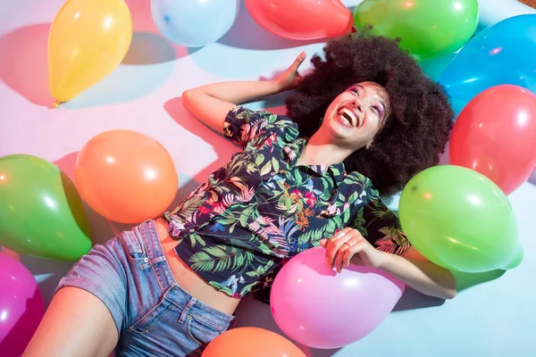 Νεαρή Όμορφη Πολυεθνική Στούντιο Γυναίκα Πυροβόλησε Ποζάροντας Μπαλόνι Γιορτάζει Ευτυχία — Φωτογραφία Αρχείου