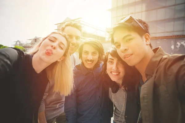 Grupo Jóvenes Amigos Multiétnicos Retroiluminación Aire Libre Tomar Selfie Turista — Foto de Stock