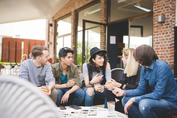 Grupo Jovens Amigos Multiétnicos Sentado Bar Ter Conversação União Reunião — Fotografia de Stock