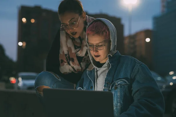 Dva Mladé Krásné Dívky Venku Večer Pomocí Počítače Objednání Prohlížení Stock Obrázky