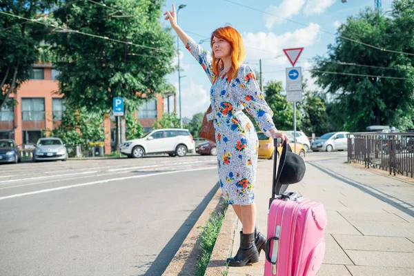 Mujer Adulta Levantando Mano Pidiendo Taxi Turismo Transporte Concepto Viajero —  Fotos de Stock