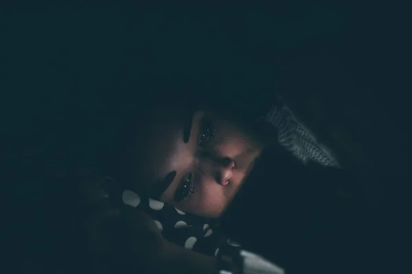 Νεαρή Γυναίκα Εσωτερική Στο Κρεβάτι Στο Σπίτι Νύχτα Χρησιμοποιώντας Smartphone — Φωτογραφία Αρχείου